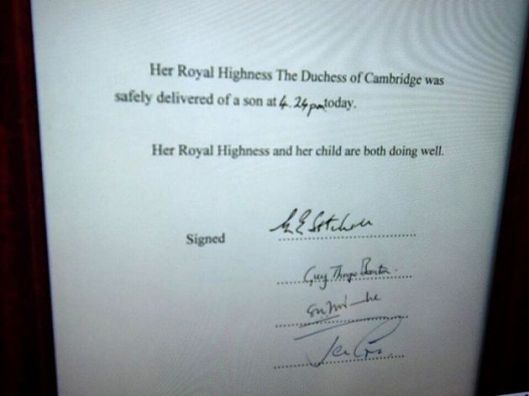 Offizielle Geburtsmeldung vor dem Buckingham Palast.